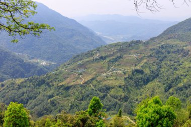Annapurna South, Mardi Himal ve Machapuchare dağları Himalayalar, Nepal 'de kar zirvelerine çıkar. Annapurna Basce kampına giden yolda manzaralı güzel bir dağ manzarası.