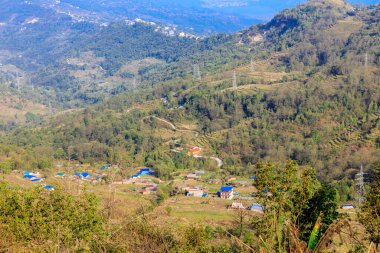 Annapurna South, Mardi Himal ve Machapuchare dağları Himalayalar, Nepal 'de kar zirvelerine çıkar. Annapurna Basce kampına giden yolda manzaralı güzel bir dağ manzarası.