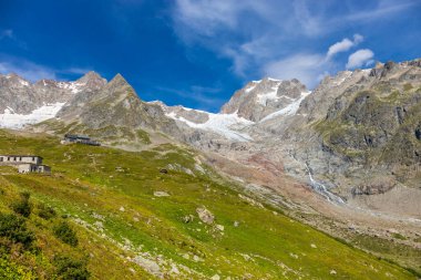 Montblanc turu, Alpler 'in güzel dağ merdivenleri, Montblanc' ın kar zirvesi ve Aiguille du Midi 'nin kayalık tepeleri yaz güneşli gökyüzü, Chamonix' de yürüyüş ve yürüyüş.