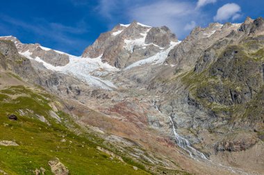 Montblanc turu, Alpler 'in güzel dağ merdivenleri, Montblanc' ın kar zirvesi ve Aiguille du Midi 'nin kayalık tepeleri yaz güneşli gökyüzü, Chamonix' de yürüyüş ve yürüyüş.