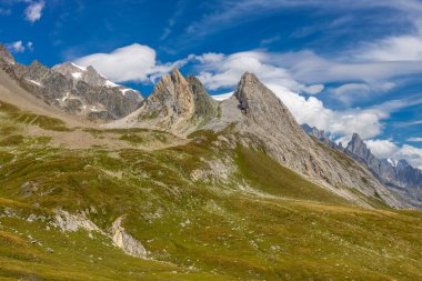 Montblanc turu, Alpler 'in güzel dağ merdivenleri, Montblanc' ın kar zirvesi ve Aiguille du Midi 'nin kayalık tepeleri yaz güneşli gökyüzü, Chamonix' de yürüyüş ve yürüyüş.