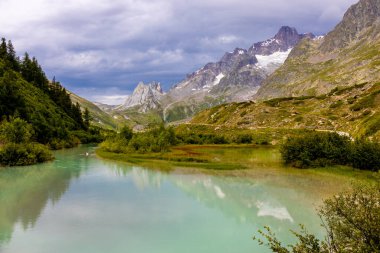 Montblanc turu, Alpler 'in güzel dağ merdivenleri, Montblanc' ın kar zirvesi ve Aiguille du Midi 'nin kayalık tepeleri yaz güneşli gökyüzü, Chamonix' de yürüyüş ve yürüyüş.