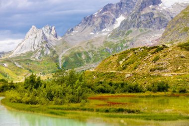 Montblanc turu, Alpler 'in güzel dağ merdivenleri, Montblanc' ın kar zirvesi ve Aiguille du Midi 'nin kayalık tepeleri yaz güneşli gökyüzü, Chamonix' de yürüyüş ve yürüyüş.