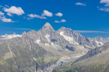 Montblanc turu, Alpler 'in güzel dağ merdivenleri, Montblanc' ın kar zirvesi ve Aiguille du Midi 'nin kayalık tepeleri yaz güneşli gökyüzü, Chamonix' de yürüyüş ve yürüyüş.
