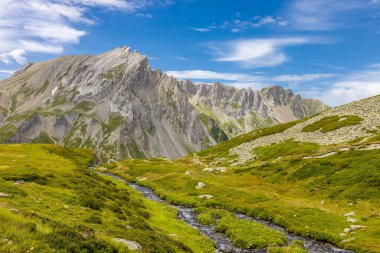 Montblanc turu, Alpler 'in güzel dağ merdivenleri, Montblanc' ın kar zirvesi ve Aiguille du Midi 'nin kayalık tepeleri yaz güneşli gökyüzü, Chamonix' de yürüyüş ve yürüyüş.