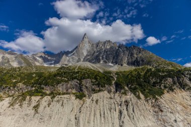 Montblanc turu, Alpler 'in güzel dağ merdivenleri, Montblanc' ın kar zirvesi ve Aiguille du Midi 'nin kayalık tepeleri yaz güneşli gökyüzü, Chamonix' de yürüyüş ve yürüyüş.