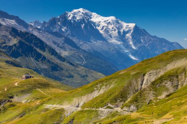 Montblanc turu, Alpler 'in güzel dağ merdivenleri, Montblanc' ın kar zirvesi ve Aiguille du Midi 'nin kayalık tepeleri yaz güneşli gökyüzü, Chamonix' de yürüyüş ve yürüyüş.