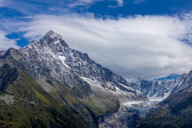 Montblanc turu, Alpler 'in güzel dağ merdivenleri, Montblanc' ın kar zirvesi ve Aiguille du Midi 'nin kayalık tepeleri yaz güneşli gökyüzü, Chamonix' de yürüyüş ve yürüyüş.