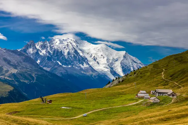 Montblanc turu, Alpler 'in güzel dağ merdivenleri, Montblanc' ın kar zirvesi ve Aiguille du Midi 'nin kayalık tepeleri yaz güneşli gökyüzü, Chamonix' de yürüyüş ve yürüyüş.