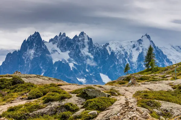 Montblanc turu, Alpler 'in güzel dağ merdivenleri, Montblanc' ın kar zirvesi ve Aiguille du Midi 'nin kayalık tepeleri yaz güneşli gökyüzü, Chamonix' de yürüyüş ve yürüyüş.