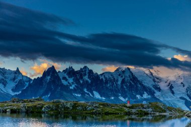 Montblanc turu, Alpler 'in güzel dağ merdivenleri, Montblanc' ın kar zirvesi ve Aiguille du Midi 'nin kayalık tepeleri yaz güneşli gökyüzü, Chamonix' de yürüyüş ve yürüyüş.