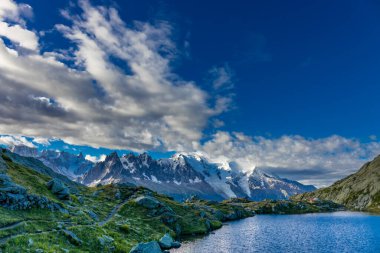Montblanc turu, Alpler 'in güzel dağ merdivenleri, Montblanc' ın kar zirvesi ve Aiguille du Midi 'nin kayalık tepeleri yaz güneşli gökyüzü, Chamonix' de yürüyüş ve yürüyüş.
