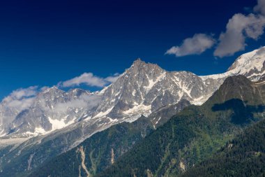 Montblanc turu, Alpler 'in güzel dağ merdivenleri, Montblanc' ın kar zirvesi ve Aiguille du Midi 'nin kayalık tepeleri yaz güneşli gökyüzü, Chamonix' de yürüyüş ve yürüyüş.