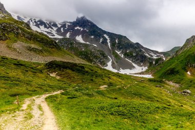 Montblanc turu, Alpler 'in güzel dağ merdivenleri, Montblanc' ın kar zirvesi ve Aiguille du Midi 'nin kayalık tepeleri yaz güneşli gökyüzü, Chamonix' de yürüyüş ve yürüyüş.