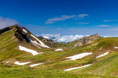 Montblanc turu, Alpler 'in güzel dağ merdivenleri, Montblanc' ın kar zirvesi ve Aiguille du Midi 'nin kayalık tepeleri yaz güneşli gökyüzü, Chamonix' de yürüyüş ve yürüyüş.
