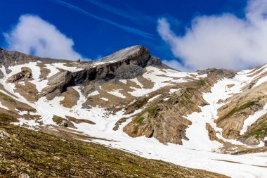 Montblanc turu, Alpler 'in güzel dağ merdivenleri, Montblanc' ın kar zirvesi ve Aiguille du Midi 'nin kayalık tepeleri yaz güneşli gökyüzü, Chamonix' de yürüyüş ve yürüyüş.