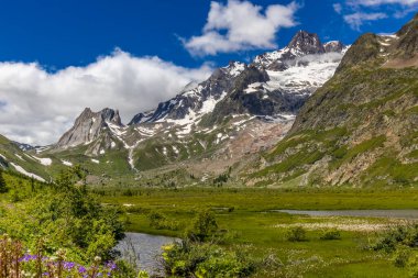 Montblanc turu, Alpler 'in güzel dağ merdivenleri, Montblanc' ın kar zirvesi ve Aiguille du Midi 'nin kayalık tepeleri yaz güneşli gökyüzü, Chamonix' de yürüyüş ve yürüyüş.