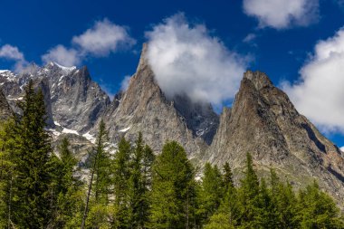 Montblanc turu, Alpler 'in güzel dağ merdivenleri, Montblanc' ın kar zirvesi ve Aiguille du Midi 'nin kayalık tepeleri yaz güneşli gökyüzü, Chamonix' de yürüyüş ve yürüyüş.