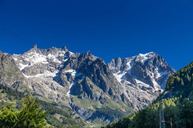 Montblanc turu, Alpler 'in güzel dağ merdivenleri, Montblanc' ın kar zirvesi ve Aiguille du Midi 'nin kayalık tepeleri yaz güneşli gökyüzü, Chamonix' de yürüyüş ve yürüyüş.