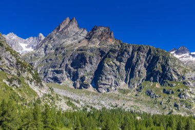 Montblanc turu, Alpler 'in güzel dağ merdivenleri, Montblanc' ın kar zirvesi ve Aiguille du Midi 'nin kayalık tepeleri yaz güneşli gökyüzü, Chamonix' de yürüyüş ve yürüyüş.