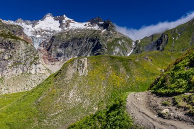 Montblanc turu, Alpler 'in güzel dağ merdivenleri, Montblanc' ın kar zirvesi ve Aiguille du Midi 'nin kayalık tepeleri yaz güneşli gökyüzü, Chamonix' de yürüyüş ve yürüyüş.