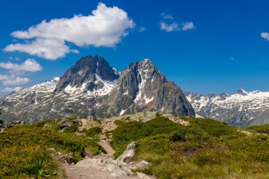 Montblanc turu, Alpler 'in güzel dağ merdivenleri, Montblanc' ın kar zirvesi ve Aiguille du Midi 'nin kayalık tepeleri yaz güneşli gökyüzü, Chamonix' de yürüyüş ve yürüyüş.