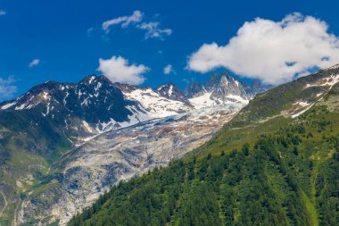 Montblanc turu, Alpler 'in güzel dağ merdivenleri, Montblanc' ın kar zirvesi ve Aiguille du Midi 'nin kayalık tepeleri yaz güneşli gökyüzü, Chamonix' de yürüyüş ve yürüyüş.