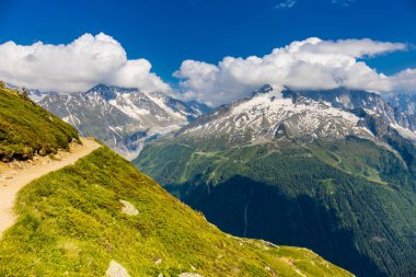 Montblanc turu, Alpler 'in güzel dağ merdivenleri, Montblanc' ın kar zirvesi ve Aiguille du Midi 'nin kayalık tepeleri yaz güneşli gökyüzü, Chamonix' de yürüyüş ve yürüyüş.