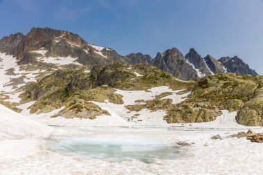 Montblanc turu, Alpler 'in güzel dağ merdivenleri, Montblanc' ın kar zirvesi ve Aiguille du Midi 'nin kayalık tepeleri yaz güneşli gökyüzü, Chamonix' de yürüyüş ve yürüyüş.