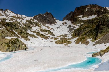Montblanc turu, Alpler 'in güzel dağ merdivenleri, Montblanc' ın kar zirvesi ve Aiguille du Midi 'nin kayalık tepeleri yaz güneşli gökyüzü, Chamonix' de yürüyüş ve yürüyüş.