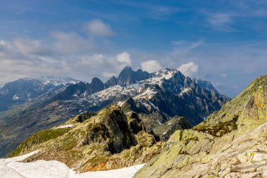 Montblanc turu, Alpler 'in güzel dağ merdivenleri, Montblanc' ın kar zirvesi ve Aiguille du Midi 'nin kayalık tepeleri yaz güneşli gökyüzü, Chamonix' de yürüyüş ve yürüyüş.