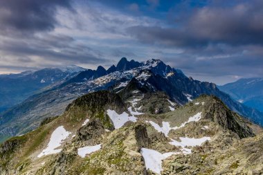 Montblanc turu, Alpler 'in güzel dağ merdivenleri, Montblanc' ın kar zirvesi ve Aiguille du Midi 'nin kayalık tepeleri yaz güneşli gökyüzü, Chamonix' de yürüyüş ve yürüyüş.