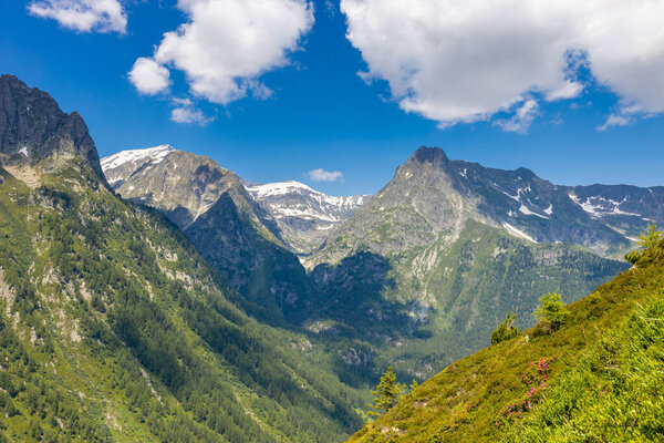 Красивые горные лестницы Tour du Montblanc в Альпах, снежная вершина Montblanc и скалистые персики Feluille du Midi в летнюю солнечную погоду голубое небо, походы и походы в Шамони
