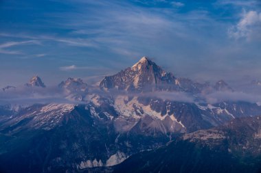Montblanc turu, Alpler 'in güzel dağ merdivenleri, Montblanc' ın kar zirvesi ve Aiguille du Midi 'nin kayalık tepeleri yaz güneşli gökyüzü, Chamonix' de yürüyüş ve yürüyüş.