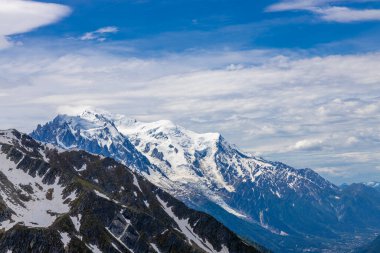 Montblanc turu, Alpler 'in güzel dağ merdivenleri, Montblanc' ın kar zirvesi ve Aiguille du Midi 'nin kayalık tepeleri yaz güneşli gökyüzü, Chamonix' de yürüyüş ve yürüyüş.