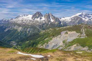 Montblanc turu, Alpler 'in güzel dağ merdivenleri, Montblanc' ın kar zirvesi ve Aiguille du Midi 'nin kayalık tepeleri yaz güneşli gökyüzü, Chamonix' de yürüyüş ve yürüyüş.