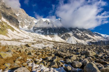 Montblanc turu, Alpler 'in güzel dağ merdivenleri, Montblanc' ın kar zirvesi ve Aiguille du Midi 'nin kayalık tepeleri yaz güneşli gökyüzü, Chamonix' de yürüyüş ve yürüyüş.