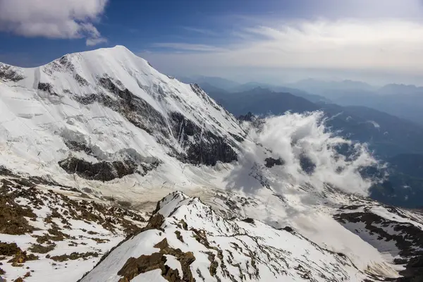 Montblanc turu, Alpler 'in güzel dağ merdivenleri, Montblanc' ın kar zirvesi ve Aiguille du Midi 'nin kayalık tepeleri yaz güneşli gökyüzü, Chamonix' de yürüyüş ve yürüyüş.