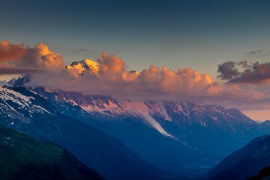 Montblanc turu, Alpler 'in güzel dağ merdivenleri, Montblanc' ın kar zirvesi ve Aiguille du Midi 'nin kayalık tepeleri yaz güneşli gökyüzü, Chamonix' de yürüyüş ve yürüyüş.