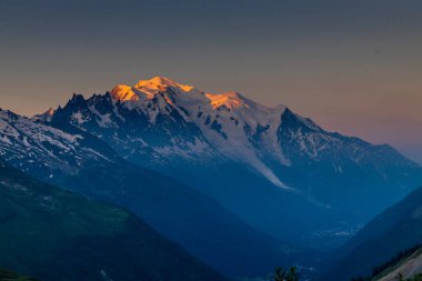 Montblanc turu, Alpler 'in güzel dağ merdivenleri, Montblanc' ın kar zirvesi ve Aiguille du Midi 'nin kayalık tepeleri yaz güneşli gökyüzü, Chamonix' de yürüyüş ve yürüyüş.