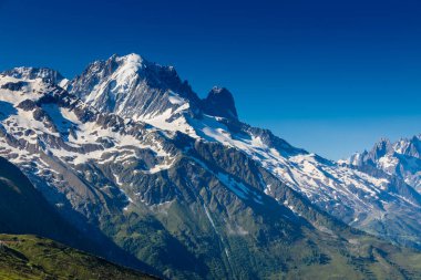 Montblanc turu, Alpler 'in güzel dağ merdivenleri, Montblanc' ın kar zirvesi ve Aiguille du Midi 'nin kayalık tepeleri yaz güneşli gökyüzü, Chamonix' de yürüyüş ve yürüyüş.