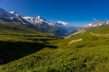 Montblanc turu, Alpler 'in güzel dağ merdivenleri, Montblanc' ın kar zirvesi ve Aiguille du Midi 'nin kayalık tepeleri yaz güneşli gökyüzü, Chamonix' de yürüyüş ve yürüyüş.