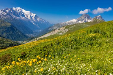 Montblanc turu, Alpler 'in güzel dağ merdivenleri, Montblanc' ın kar zirvesi ve Aiguille du Midi 'nin kayalık tepeleri yaz güneşli gökyüzü, Chamonix' de yürüyüş ve yürüyüş.