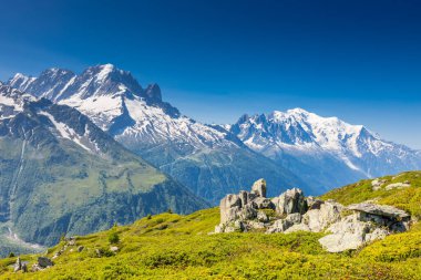 Montblanc turu, Alpler 'in güzel dağ merdivenleri, Montblanc' ın kar zirvesi ve Aiguille du Midi 'nin kayalık tepeleri yaz güneşli gökyüzü, Chamonix' de yürüyüş ve yürüyüş.