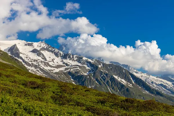 Montblanc turu, Alpler 'in güzel dağ merdivenleri, Montblanc' ın kar zirvesi ve Aiguille du Midi 'nin kayalık tepeleri yaz güneşli gökyüzü, Chamonix' de yürüyüş ve yürüyüş.