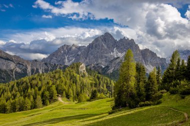 Dolomitler dağları, Alpi Dolomiti yazın güzel manzarası. Cortina 'd' Amprezzo yakınlarındaki Alp Dağları zirveleri ve yeşil vadi dağlarının tepeleri.