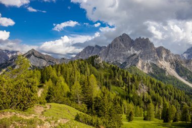 Dolomitler dağları, Alpi Dolomiti yazın güzel manzarası. Cortina 'd' Amprezzo yakınlarındaki Alp Dağları zirveleri ve yeşil vadi dağlarının tepeleri.