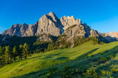 Dolomitler dağları, Alpi Dolomiti yazın güzel manzarası. Cortina 'd' Amprezzo yakınlarındaki Alp Dağları zirveleri ve yeşil vadi dağlarının tepeleri.