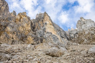 Dolomitler dağları, Alpi Dolomiti yazın güzel manzarası. Cortina 'd' Amprezzo yakınlarındaki Alp Dağları zirveleri ve yeşil vadi dağlarının tepeleri.
