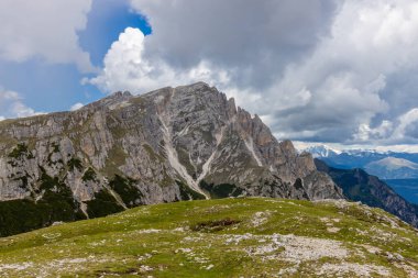 Dolomitler dağları, Alpi Dolomiti yazın güzel manzarası. Cortina 'd' Amprezzo yakınlarındaki Alp Dağları zirveleri ve yeşil vadi dağlarının tepeleri.